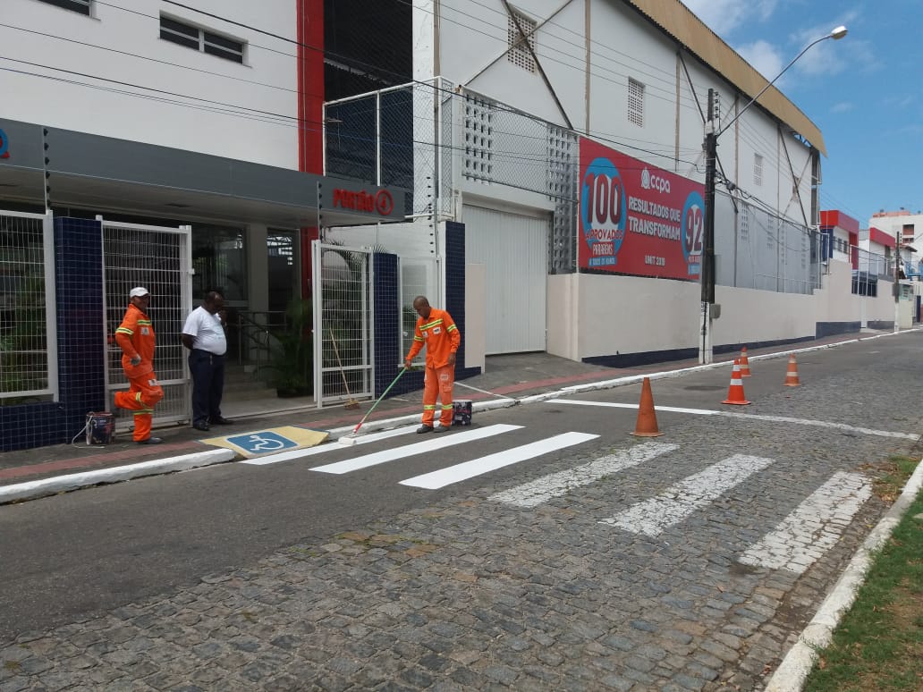 SMTT revitaliza faixas de pedestres em áreas escolares da capital - SMTT Aracaju